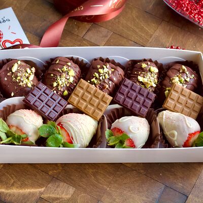 Клубника и финики в шоколадев Chocoton по цене 2450 ₽