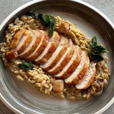 Куриная грудка с орзо в соусе из белых грибов в Gosti по цене 749 ₽
