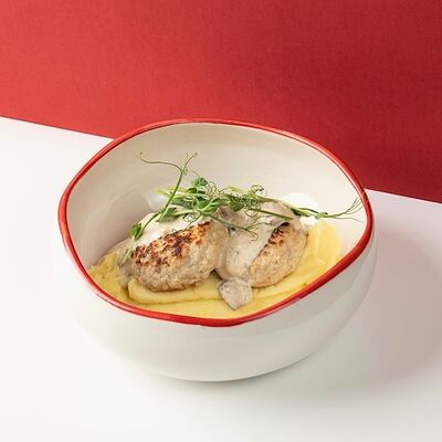 Котлетки из мяса индейки с картофельным пюре и грибным соусом в Коржов по цене 590 ₽