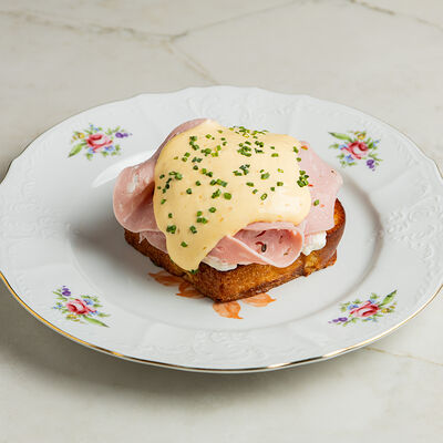 Бриошь со страчателлой, мортаделлой, яйцом пашот и голландским соусом (победитель фестиваля BreakFest 2025) в Nomad по цене 980 ₽