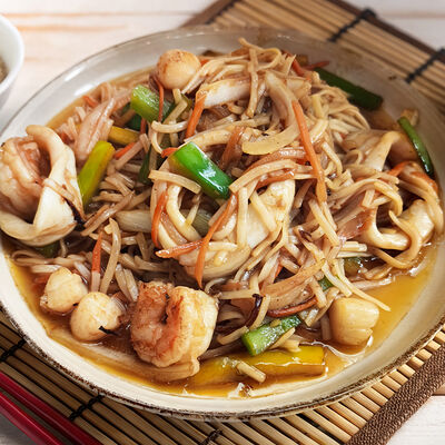 Лапша, жаренная с морепродуктами в Wai Mai по цене 480 ₽