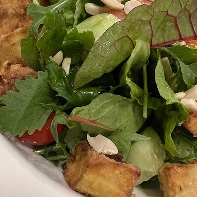 Салат с хрустящими баклажанами в Babbo family cafe по цене 640 ₽