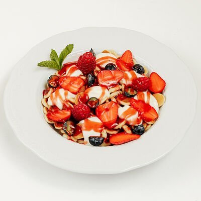 Мини-панкейки с ягодами в клубничном соусе в Магадан по цене 690 ₽