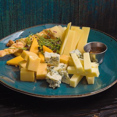 Сырная тарелка в Длинный нос по цене 850 ₽