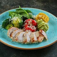Куриная грудка с овощами и кремом из авокадо в Баклажан Озерки