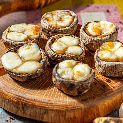 Шляпки шампиньонов с сулугуни в Хачапури по цене 530 ₽