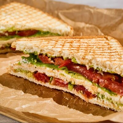 Сэндвич с красной рыбой и авокадо в ХОТДОЖНАЯ НА КИРОВКЕ по цене 429 ₽