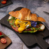 Круассан Бенедикт с форелью в Levitan