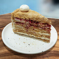 Торт Медовик с брусникой в Изикофе