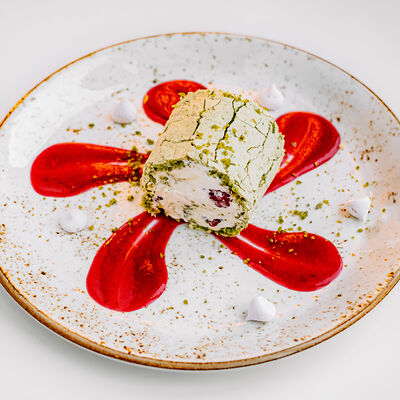 Фисташковый рулет с малиной в Высота 5642 по цене 1300 ₽