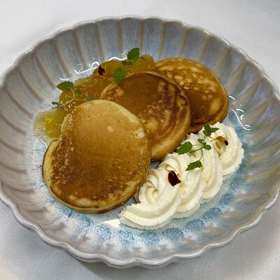 Оладьи с заварным кремом и яблочным вареньем в Гоголь по цене 440 ₽