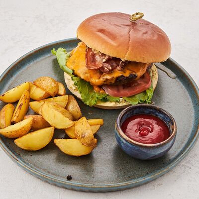 Бургер с говядиной, картофелем стоун и кетчупом в Балтия по цене 890 ₽