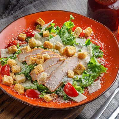 Салат Цезарь с запеченной курицей в Досытаевский по цене 430 ₽