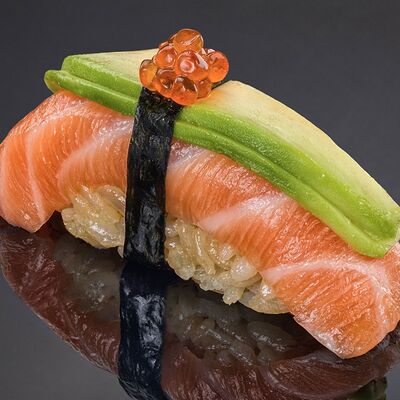 Лосось с авокадо и икрой форели в Bluefin по цене 450 ₽