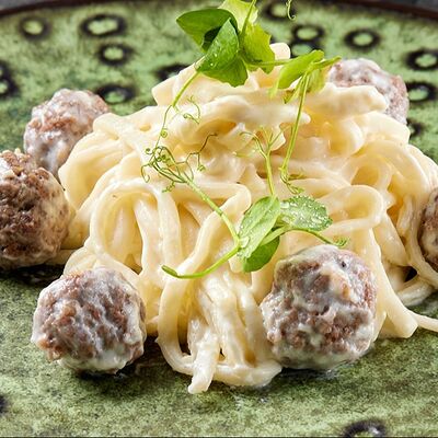 Лапша в сливочном соусе с говяжьими тефтелями в ресторан 