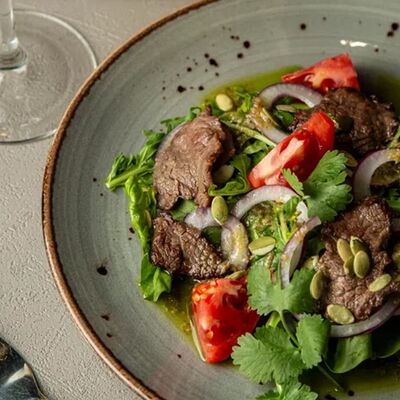 Салат с говяжьей вырезкой в Green Park & Шашлык по цене 850 ₽