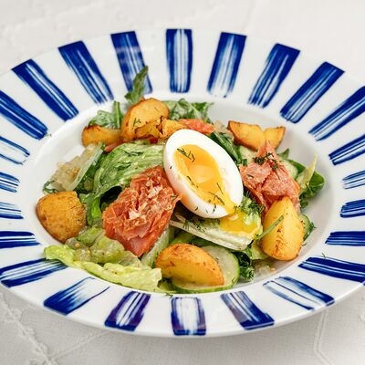 Салат с копченой форелью, картофелем и заправкой ремулад в Florinskiy bistro по цене 950 ₽