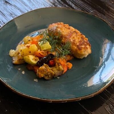 Котлета из филе птицы с зеленым маслом в гренках с запеченными овощами в Длинный нос по цене 375 ₽