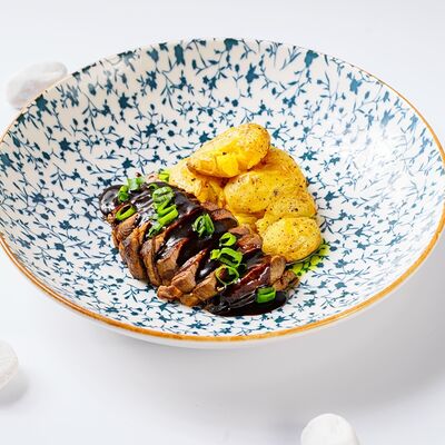 Говяжья вырезка с печеным картофелем и глазурью из тамаринда в Филадельфия по цене 1089 ₽