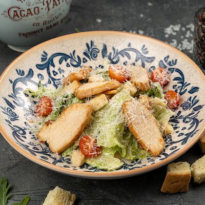 Салат Цезарь с куриной грудкой в Сорренто по цене 510 ₽