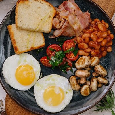 Английский завтрак с глазуньей в Ойкумена по цене 580 ₽