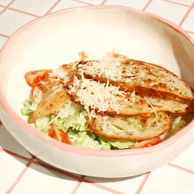 Салат Цезарь с курицей в Сладости и Радости Советская по цене 610 ₽