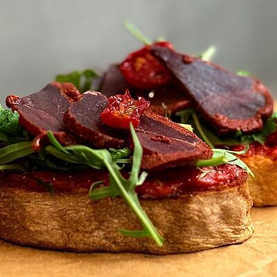 Брускетта с бастурмой в Парус по цене 590 ₽