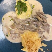 Бефстроганов из говядины с белыми грибами и картофельным пюре в Ле Марш