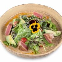 Салат с тунцом в Benny Kitchen