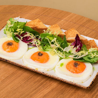 Глазунья из трех яиц с тостами в Атлас еды по цене 300 ₽