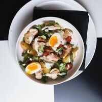 Салат с куриным бедром, спаржей и запеченным картофелем в Вирид ярд