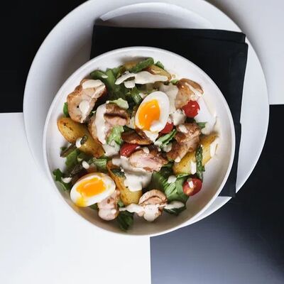 Салат с куриным бедром, спаржей и запеченным картофелем в Вирид ярд по цене 588 ₽