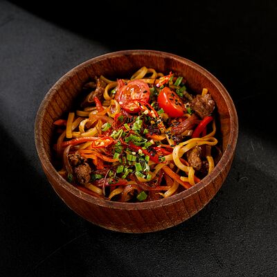 Вок с говядиной в Everest Sochi по цене 850 ₽