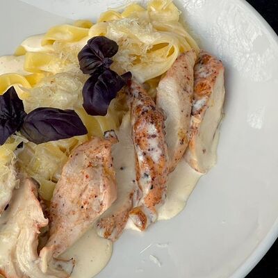 Фетучини с курицей на гриле в Berberry & ptichka по цене 750 ₽