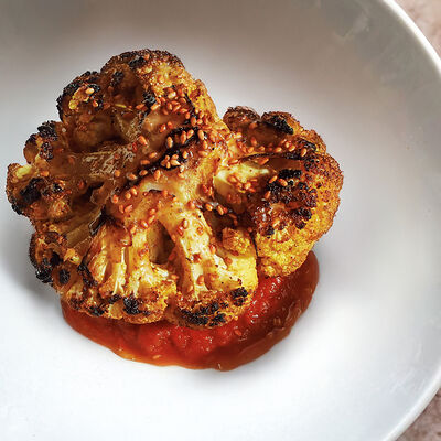 Цветная капуста с куркумой и овощной пассатой в Folk по цене 620 ₽