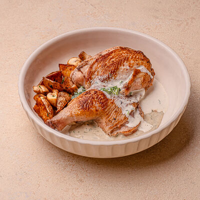 Чкмерули из цыпленка с картофелем и грибами в Хачапури выпечка и вино по цене 780 ₽