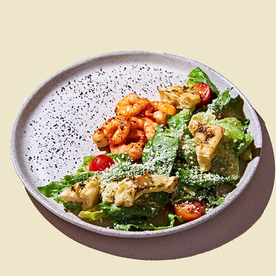 Салат Цезарь с креветками в Римляне по цене 690 ₽
