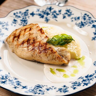 Стейк из куриной грудки в Москва по цене 470 ₽