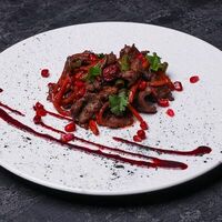 Говядина с овощами в ягодном соусе в Kitchen lab