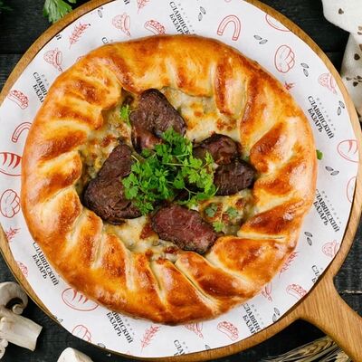 Пирог с мясом и шампиньонамив Славянский базаръ по цене 1100 ₽