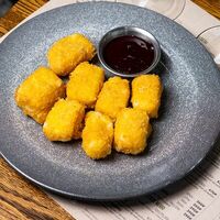 Сулугуни в панировке с ягодным джемом в Уголёк