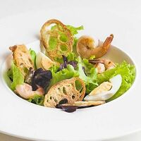 Салат Цезарь с креветками в Bon Bon