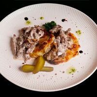 Бефстроганов с картофельными крокетами в Solyanka Gastro Cafe