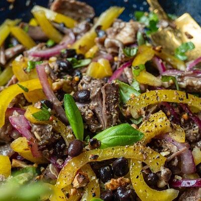 Салат теплый со свининой в Еда с акцентом по цене 740 ₽