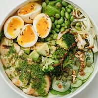 Зеленый завтрак с куриной грудкойв Noisy Bar & Kitchen