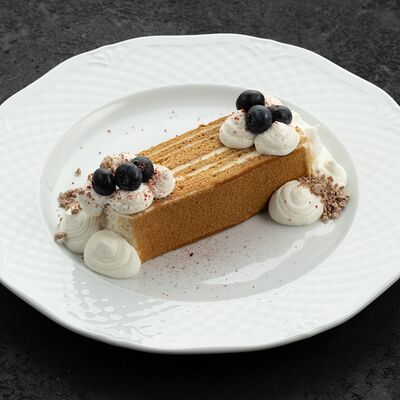 Медовик с соленой карамелью в Асъядор по цене 450 ₽