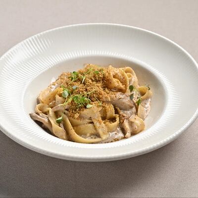 Феттучини с белыми грибами и тоскансокй крошкой в Massimo по цене 570 ₽