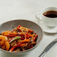 Удон с креветками и овощами в Balance cafe