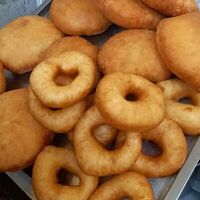 Пончики с дырочкой и сахарной пудрой в Пончиковая