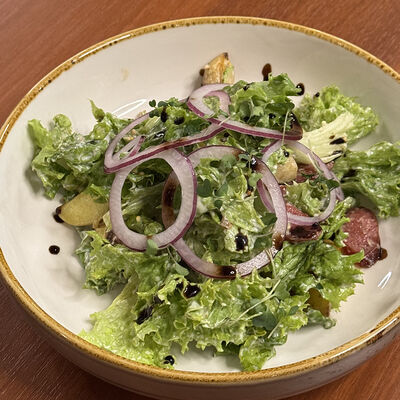 Салат Охотничий с колбасками и картофелем (теплый) в Моне по цене 520 ₽